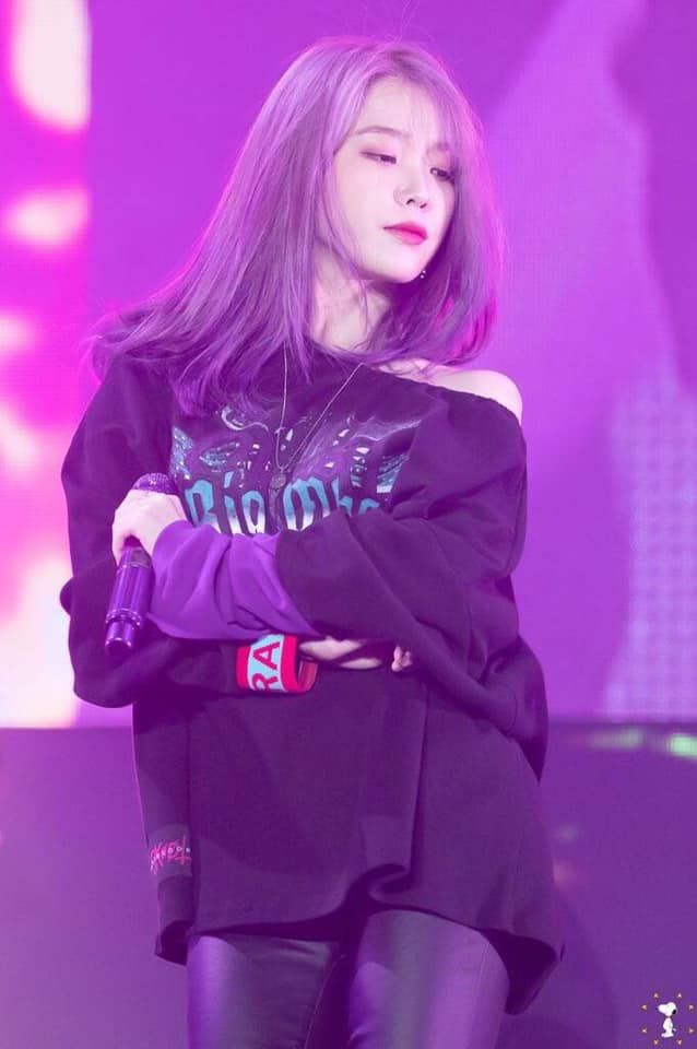 IU xinh ngất ngây trong concert Love Poem với màu tóc gây thương nhớ