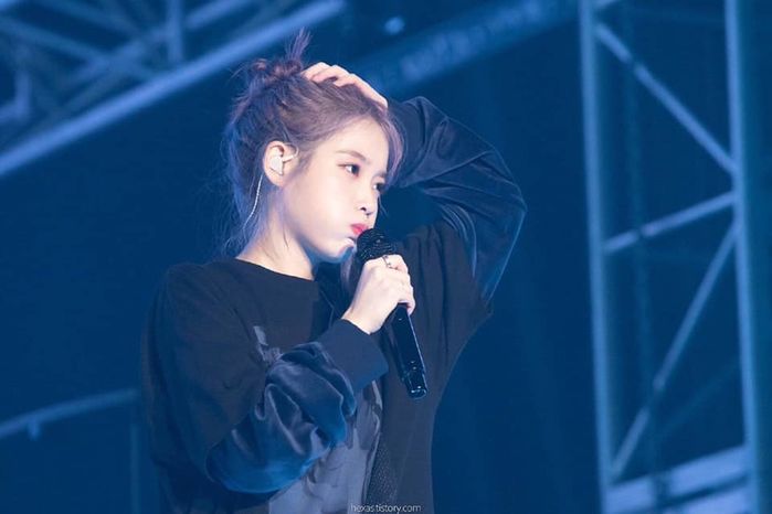 IU xinh ngất ngây trong concert Love Poem với màu tóc gây thương nhớ