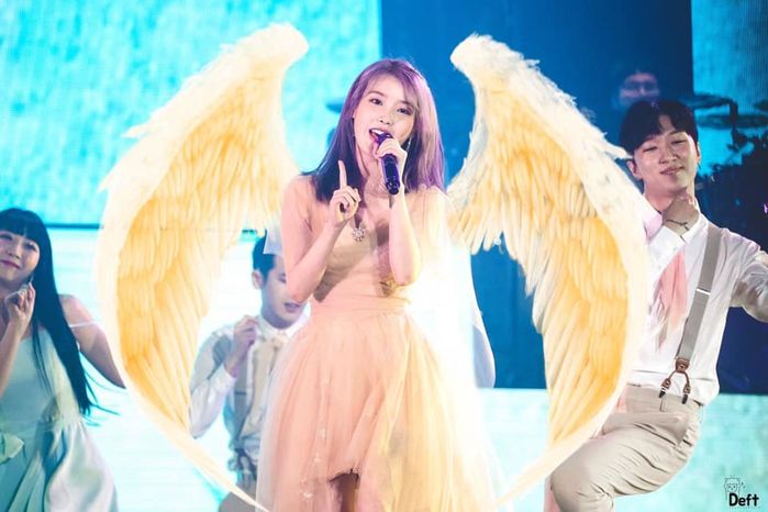 IU xinh ngất ngây trong concert Love Poem với màu tóc gây thương nhớ