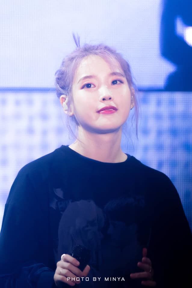 IU xinh ngất ngây trong concert Love Poem với màu tóc gây thương nhớ