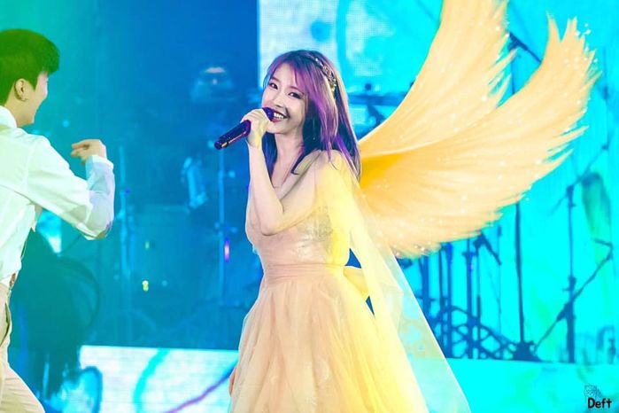 IU xinh ngất ngây trong concert Love Poem với màu tóc gây thương nhớ