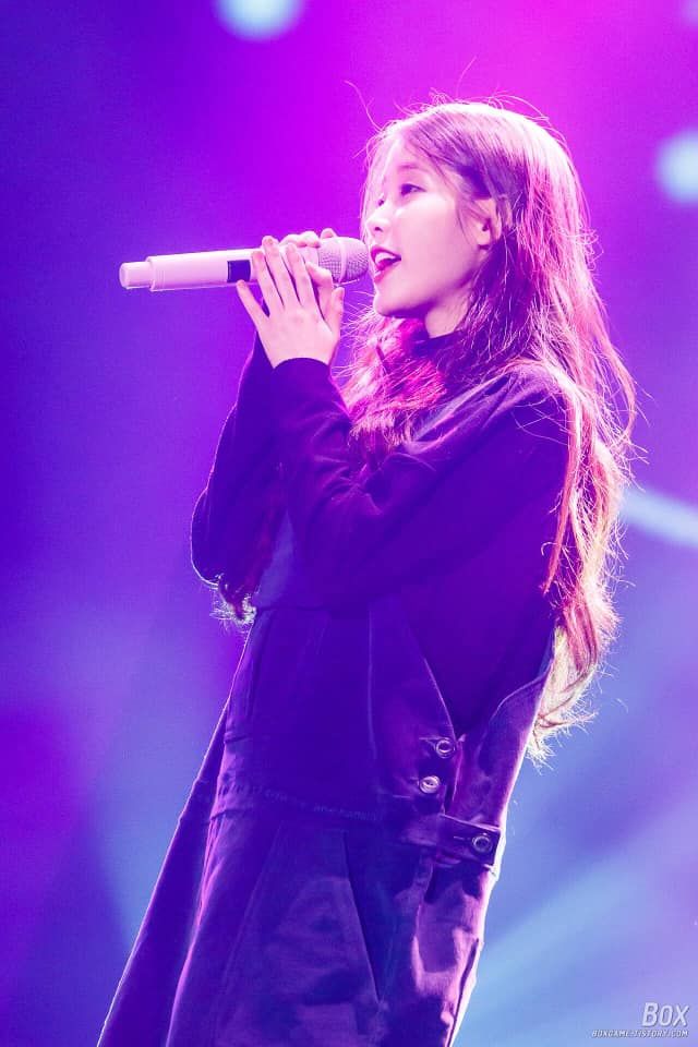 IU xinh ngất ngây trong concert Love Poem với màu tóc gây thương nhớ