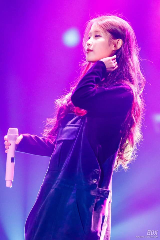 IU xinh ngất ngây trong concert Love Poem với màu tóc gây thương nhớ