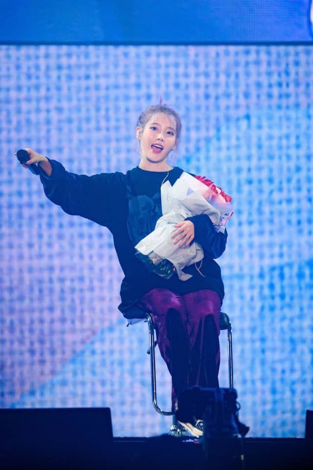 IU xinh ngất ngây trong concert Love Poem với màu tóc gây thương nhớ
