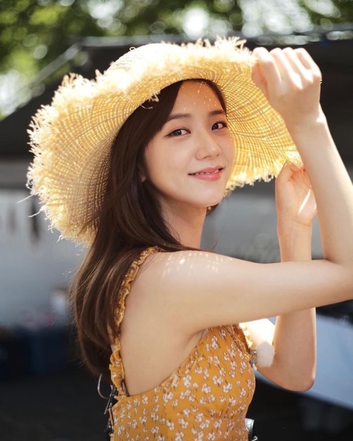 Jisoo (BLACKPINK): Hãy tự biến mình trở thành thần tượng của bản thân