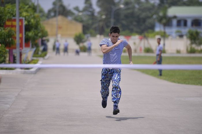 Jun Phạm: Chàng thỏ trắng lột xác trở thành quân nhân cực mạnh mẽ