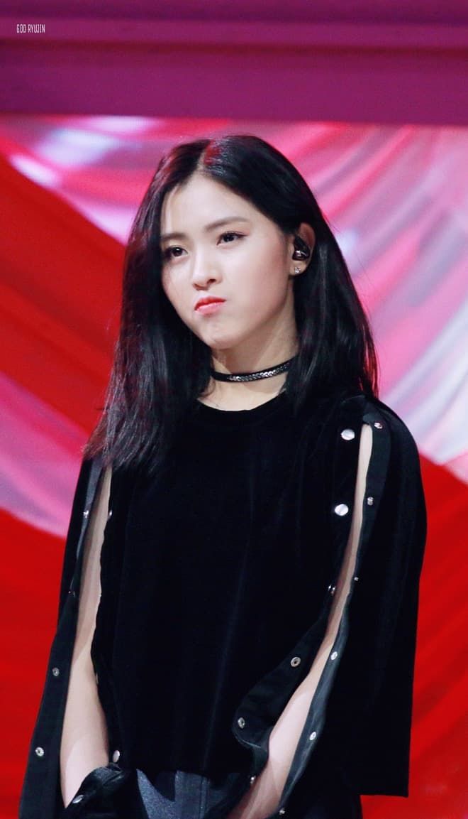 Bí kíp mặc đồ đen mà không nhàm chán: Hãy học hỏi Lisa, Jennie