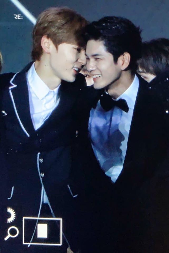 Kang Daniel hội ngộ thành viên cũ WANNA ONE trên sân khấu AAA 2019