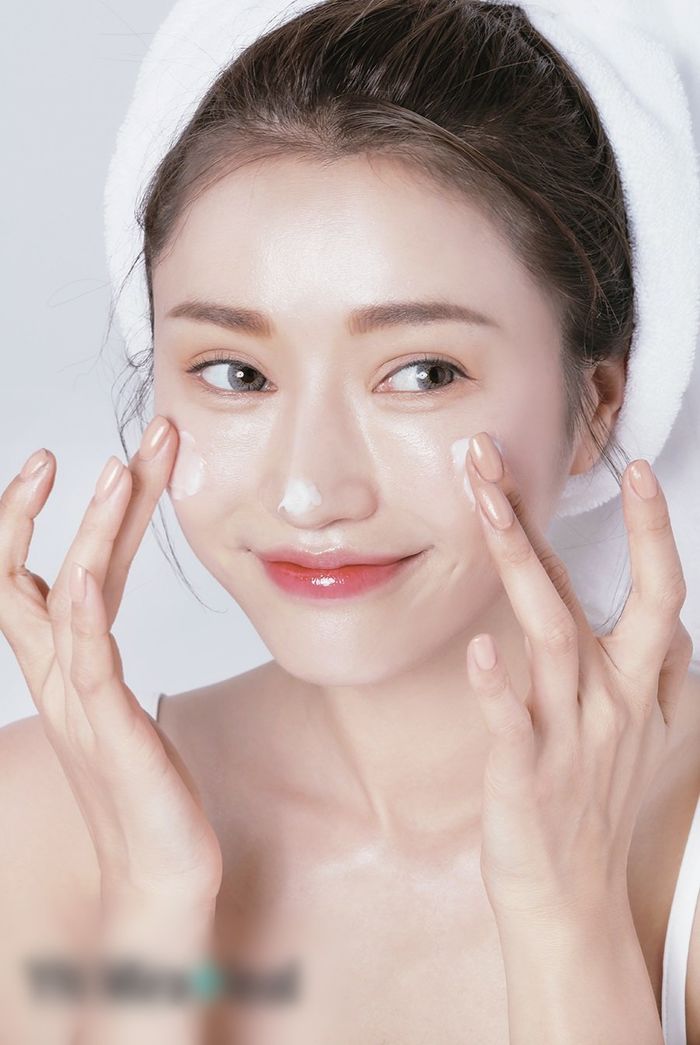 ĐH Touro: Lạm dụng kem chống nắng dễ nổi mụn, thậm chí gây loãng xương