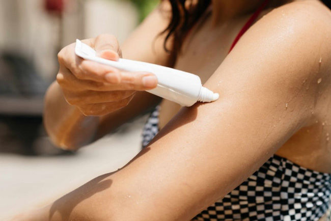 ĐH Touro: Lạm dụng kem chống nắng dễ nổi mụn, thậm chí gây loãng xương