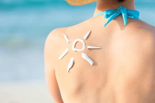 ĐH Touro: Lạm dụng kem chống nắng dễ nổi mụn, thậm chí gây loãng xương