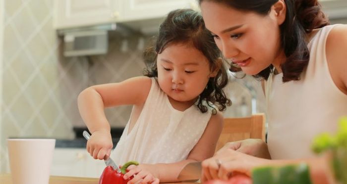 Bác sĩ Rheingold (Hoa Kỳ): Trẻ từ 1-3 tuổi đã có thể làm tốt việc nhà