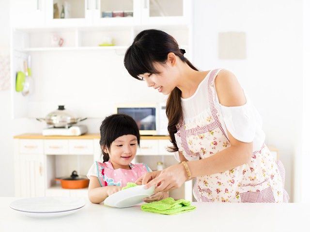 Bác sĩ Rheingold (Hoa Kỳ): Trẻ từ 1-3 tuổi đã có thể làm tốt việc nhà