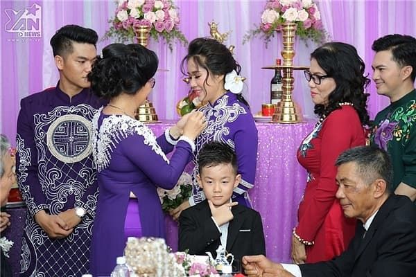 Khoảnh khắc đáng yêu hết nấc của con sao Việt trong hôn lễ bố mẹ
