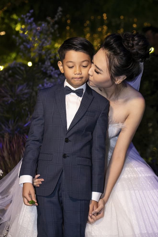 Khoảnh khắc đáng yêu hết nấc của con sao Việt trong hôn lễ bố mẹ