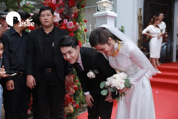 Khoảnh khắc xúc động chú rể Ông Cao Thắng đưa cô dâu Đông Nhi vào nhà