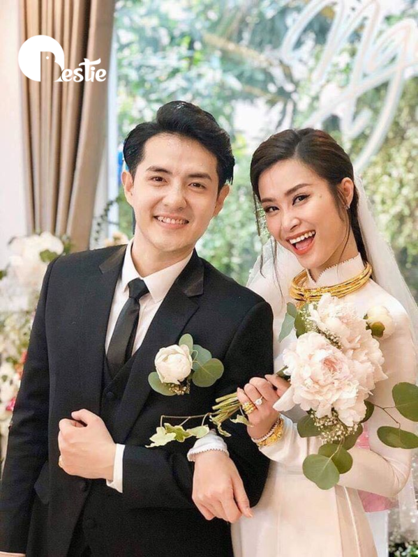Khoảnh khắc xúc động chú rể Ông Cao Thắng đưa cô dâu Đông Nhi vào nhà