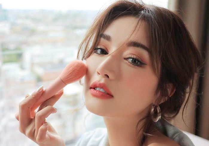 Kẻ eyeliner đuôi dài, tán phấn má xéo... bí quyết giúp mặt Vline hơn