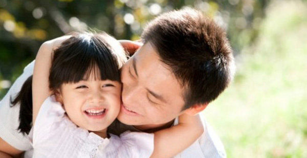 Không ngại nơi công cộng, bố trẻ phủ màn cho con tuti sữa giữa vỉa hè