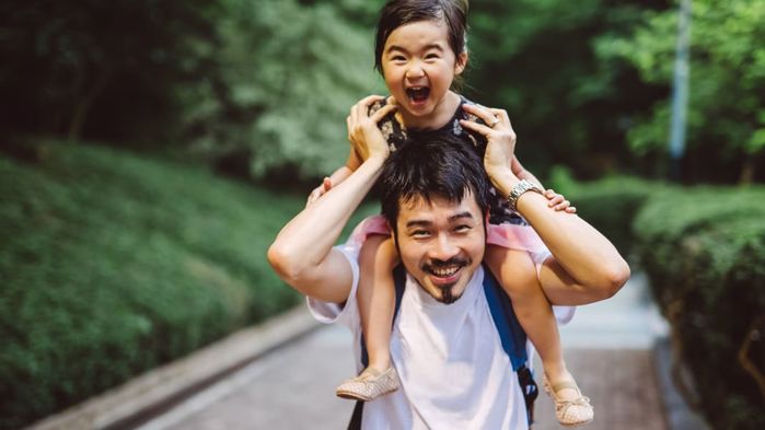 Không ngại nơi công cộng, bố trẻ phủ màn cho con tuti sữa giữa vỉa hè