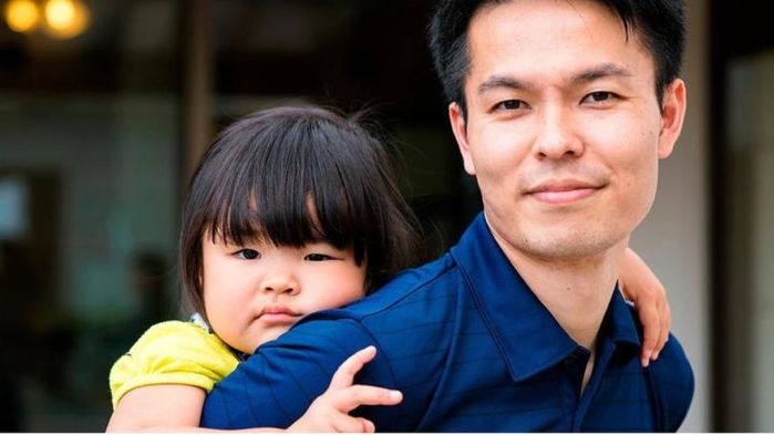 Không ngại nơi công cộng, bố trẻ phủ màn cho con tuti sữa giữa vỉa hè