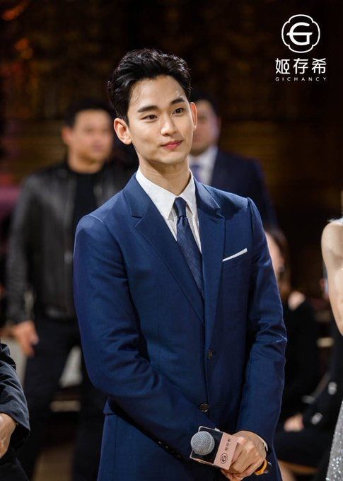 Kim Soo Hyun tái xuất cực điển trai, chị em lại đua nhau nhận chồng