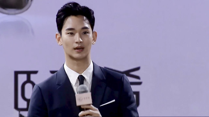 Kim Soo Hyun tái xuất cực điển trai, chị em lại đua nhau nhận chồng