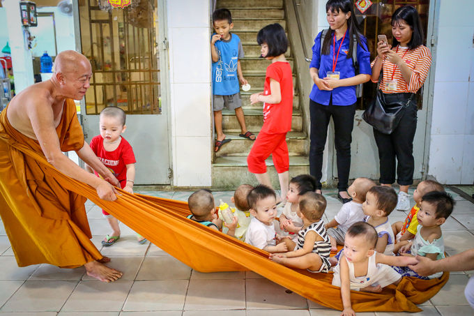 Kỳ lạ ngôi chùa độc giữa Sài Gòn: không tường, không nóc, không cửa