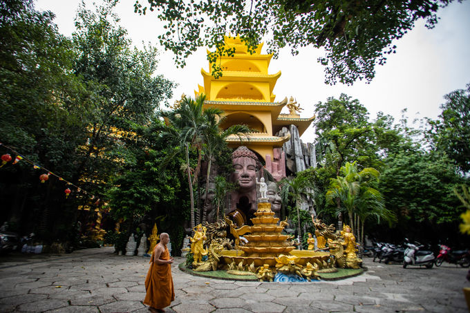 Kỳ lạ ngôi chùa độc giữa Sài Gòn: không tường, không nóc, không cửa