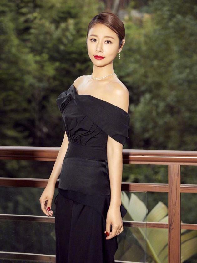 Lâm Tâm Như bật dậy khỏi ghế sao hạng A để chào Dung Ma Ma
