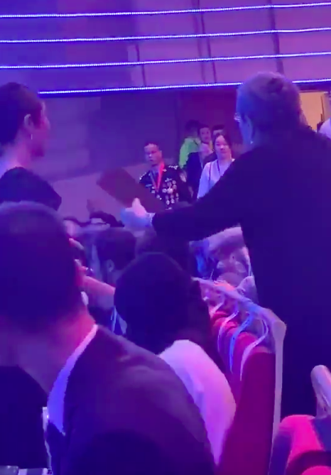 Lâm Tâm Như bật dậy khỏi ghế sao hạng A để chào Dung Ma Ma