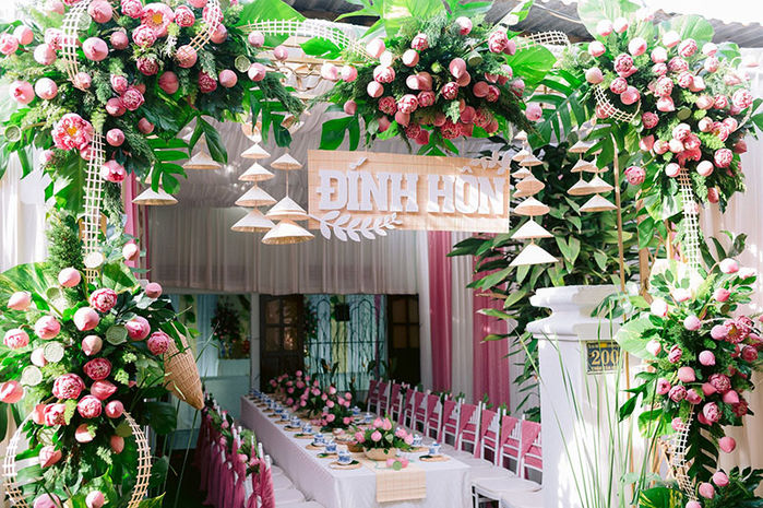 Lễ đính hôn ở Đăk Lăk đẹp mộng mơ với hơn 2000 bông hoa sen trang trí
