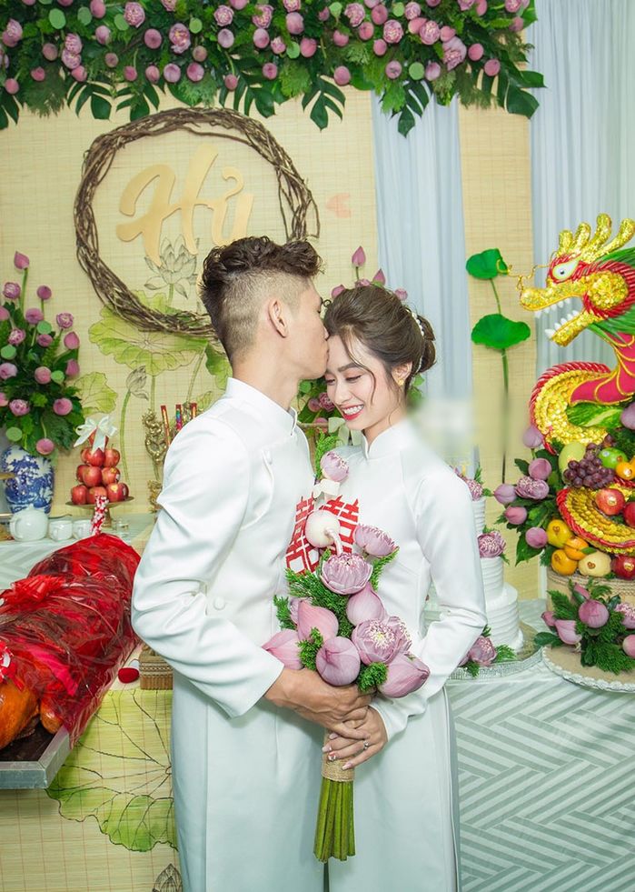 Lễ đính hôn ở Đăk Lăk đẹp mộng mơ với hơn 2000 bông hoa sen trang trí