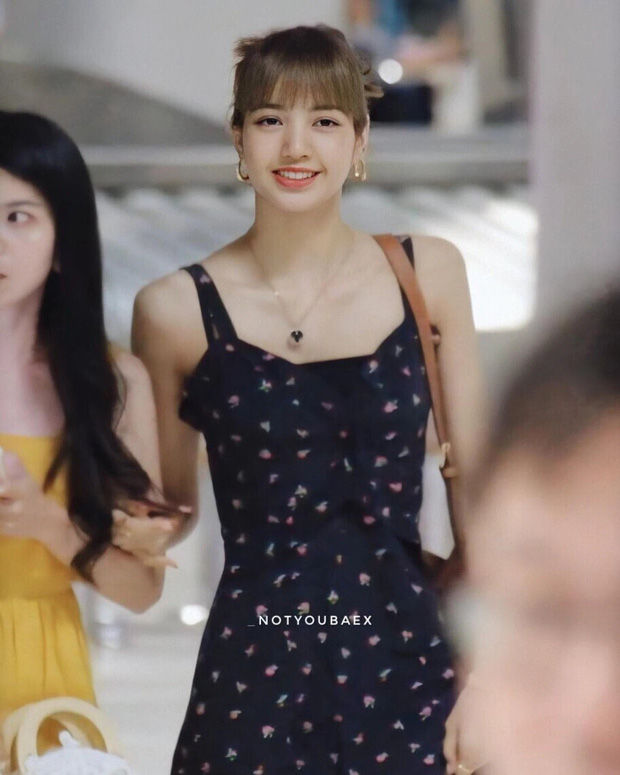 Lisa (BLACKPINK) chiếm trọn spotlight vì vẻ đẹp dịu dàng với váy hoa