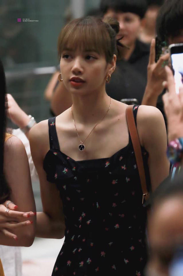 Lisa (BLACKPINK) chiếm trọn spotlight vì vẻ đẹp dịu dàng với váy hoa