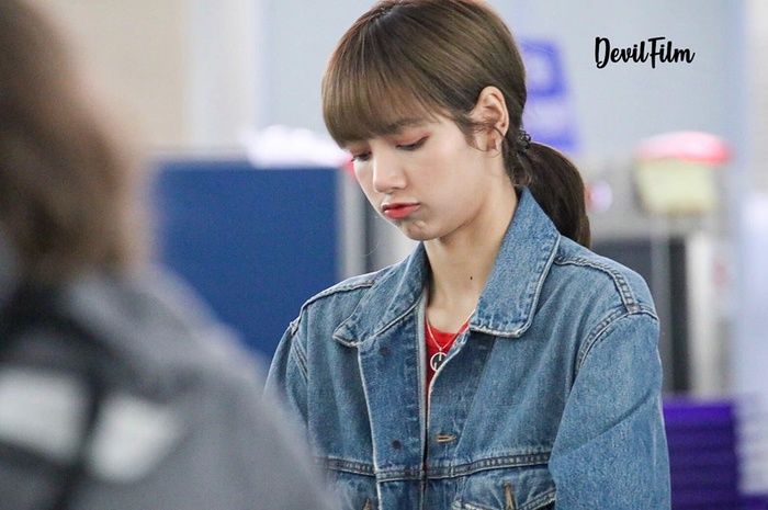 Lisa (BlackPink) nũng nịu ôm ghì bố mẹ tại sân bay không rời