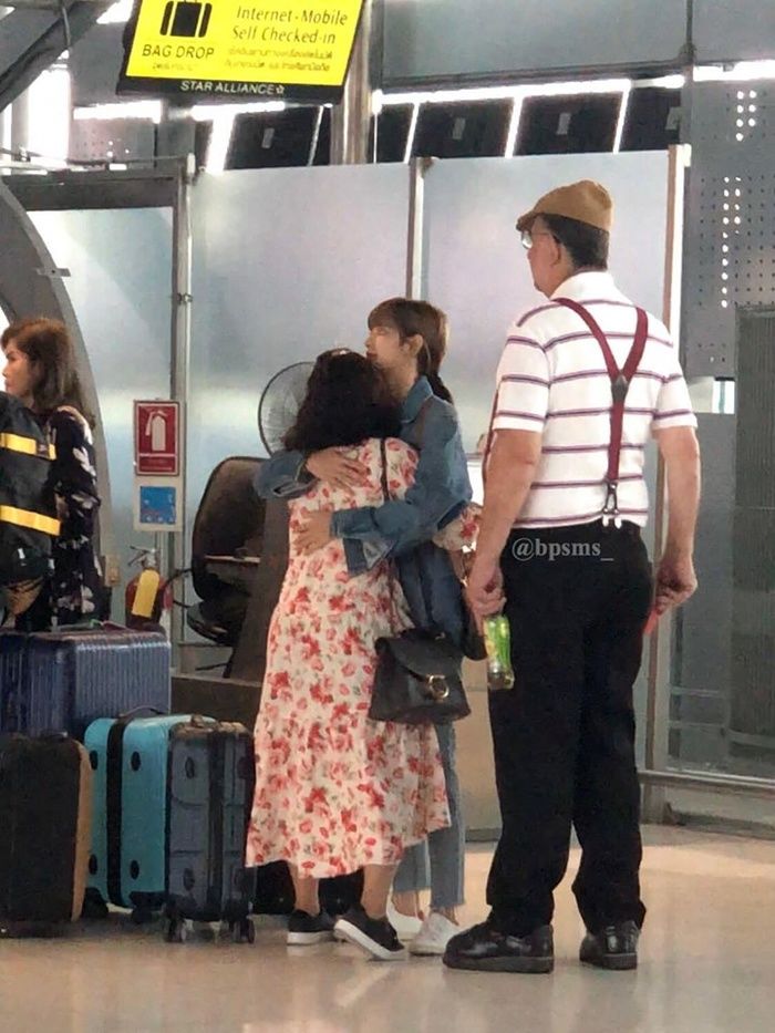 Lisa đang trở về Việt Nam và đương nhiên không thể thiếu sự nũng nịu của cô nàng tại sân bay cùng cách ôm ghì bố mẹ thân yêu. Hãy để mình tan chảy trước vẻ đẹp khó cưỡng của Lisa BLACKPINK trong những khoảnh khắc tràn đầy cảm xúc này!