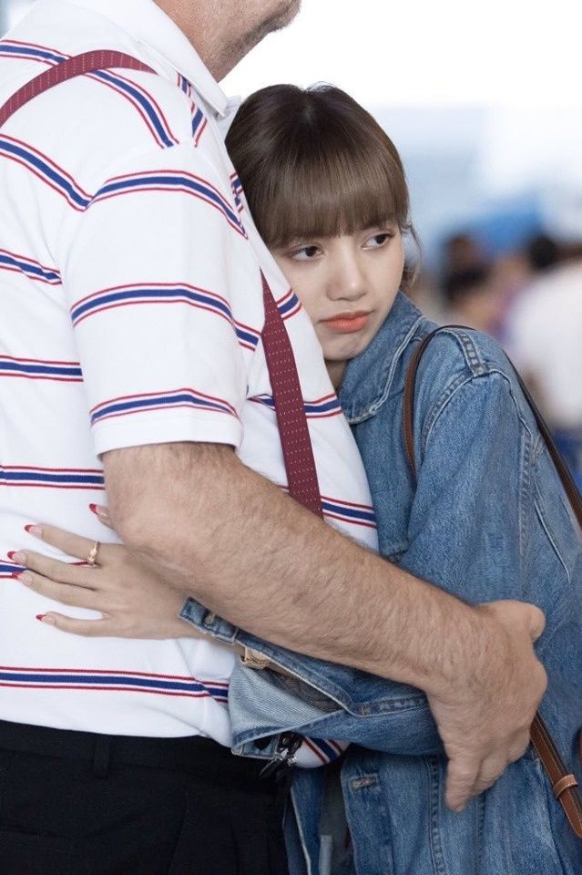 Lisa (BlackPink) nũng nịu ôm ghì bố mẹ tại sân bay không rời