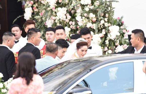 Loạt ảnh hiếm hoi trong lễ vu quy của công chúa bong bóng Bảo Thy