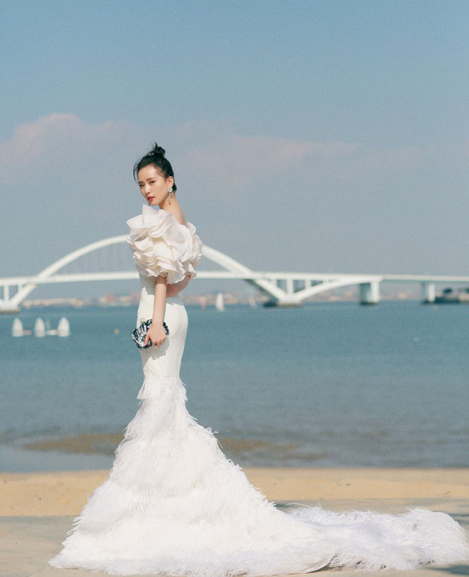Lưu Thi Thi khoe nhan sắc “gái một con” sau nửa năm sinh quý tử