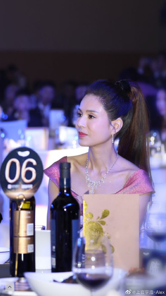 Lý Nhược Đồng và Xa Thi Mạn đọ sắc khi dự chung sự kiện