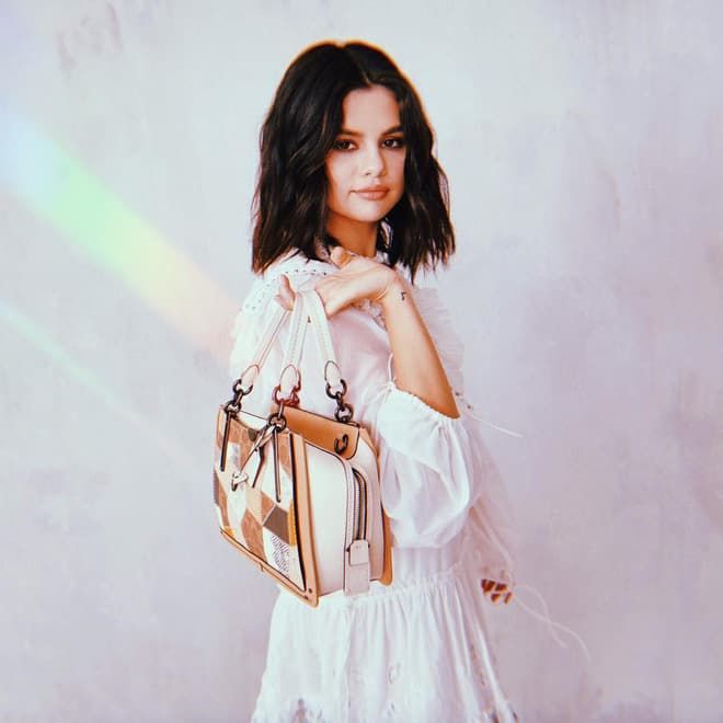 Mấy ai được như Selena Gomez, đăng ảnh tự dìm vẫn được fan khen nức nở