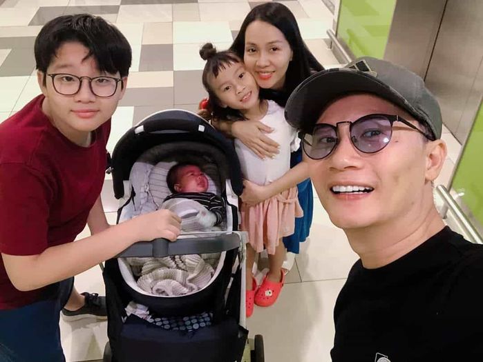 Mẹ con Ngọc Lan cover ảnh Nhi - Thắng, bộ 3 Tự Tâm nhắng nhít selfie