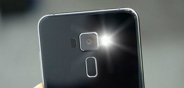 Dùng ngón tay, điện thoại phát hiện gương 2 chiều và camera quay lén