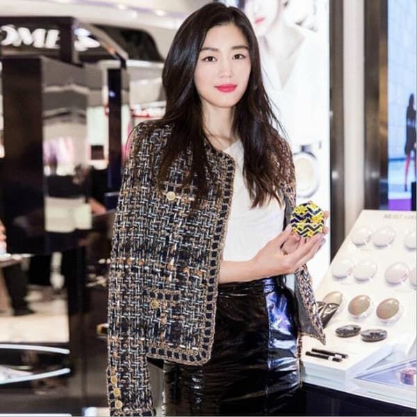 Muôn kiểu diện áo tweed sang như sao: Học Jennie “cân” set ton-sur-ton