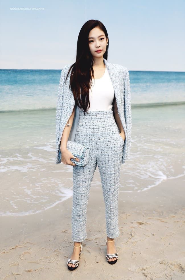 Muôn kiểu diện áo tweed sang như sao: Học Jennie “cân” set ton-sur-ton