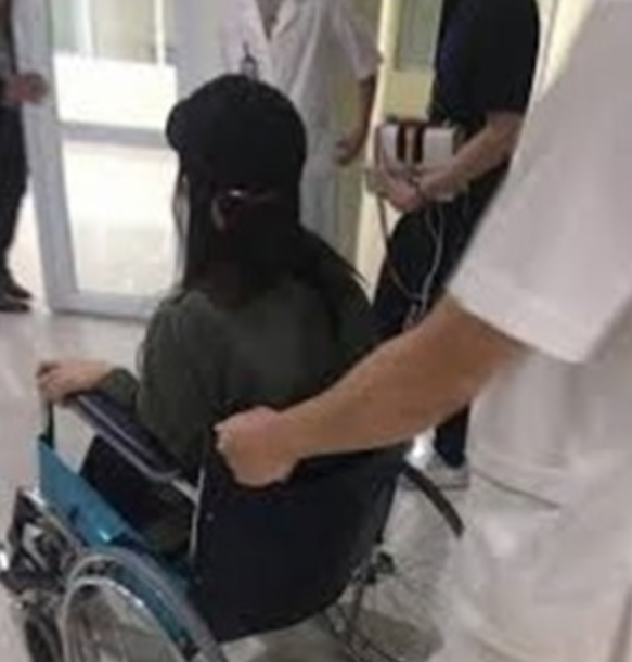 Cô gái 28 tuổi liệt nửa người vì nằm nghiêng lướt điện thoại mỗi đêm