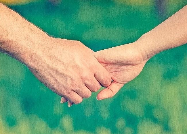 GS Simone Shamay-Tsoory: Nắm tay có thể san sẻ được nỗi đau thể xác