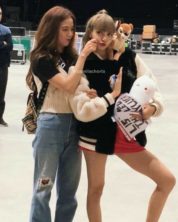 Ngắm body của BLACKPINK ở cự li gần: Eo của Lisa nhỏ đến khó tin