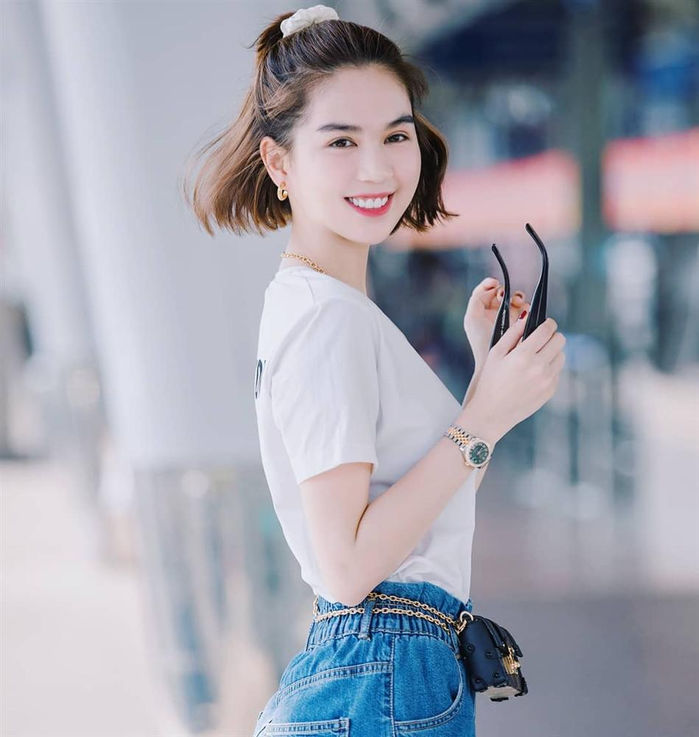 Ngọc Trinh bày bừa hàng hiệu “ngổn ngang”, chất quần áo kín bồn tắm
